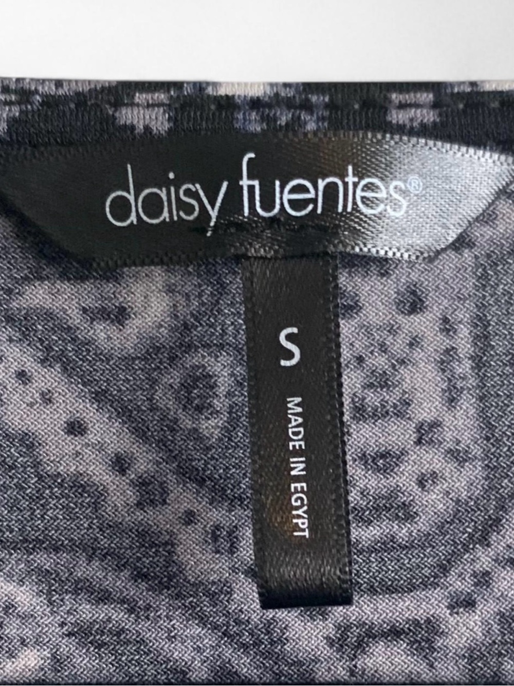 Daisy Fuentes Patterned Twist-Front Top Size Small! - Picture 3 of 3